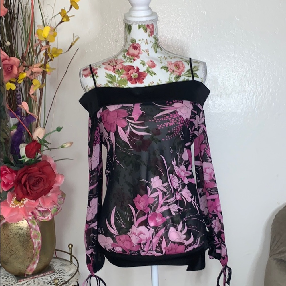 Beautiful back/ floral blouse 👚